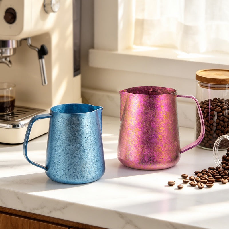 Jarra Yozcoffee para latte art de titanio puro, 420 ml, pico fino, azul/rosa/plata - imagen del producto