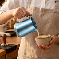 Jarra Yozcoffee para latte art de titanio puro, 420 ml, pico fino, azul/rosa/plata - miniatura 4